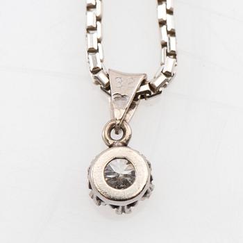 Halsband 18K vitguld med en rund briljantslipad diamant.