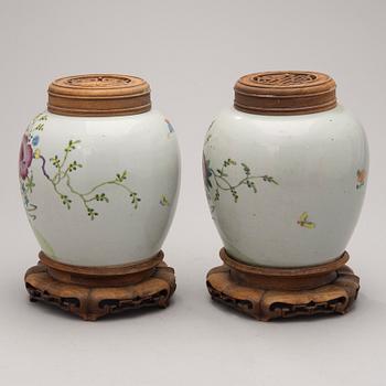 A pair of Chinese famille vert porcelain urns, Kangxi (1662-1722).