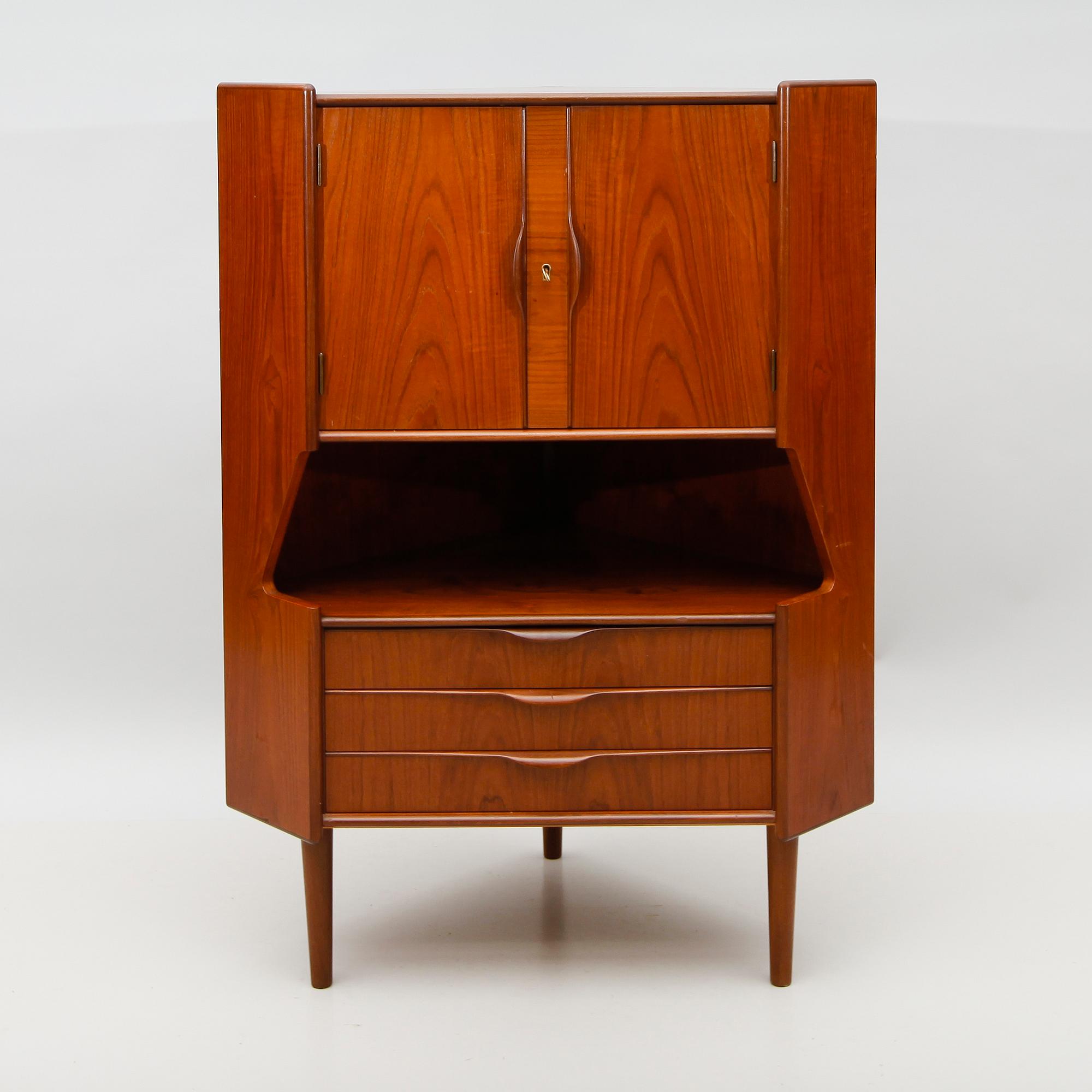 HÖRNSKÅP, Danmark, 1900-talets andra hälft.