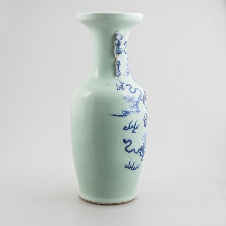 A porcelain vase, China, Qing dynasty, late 19th century.