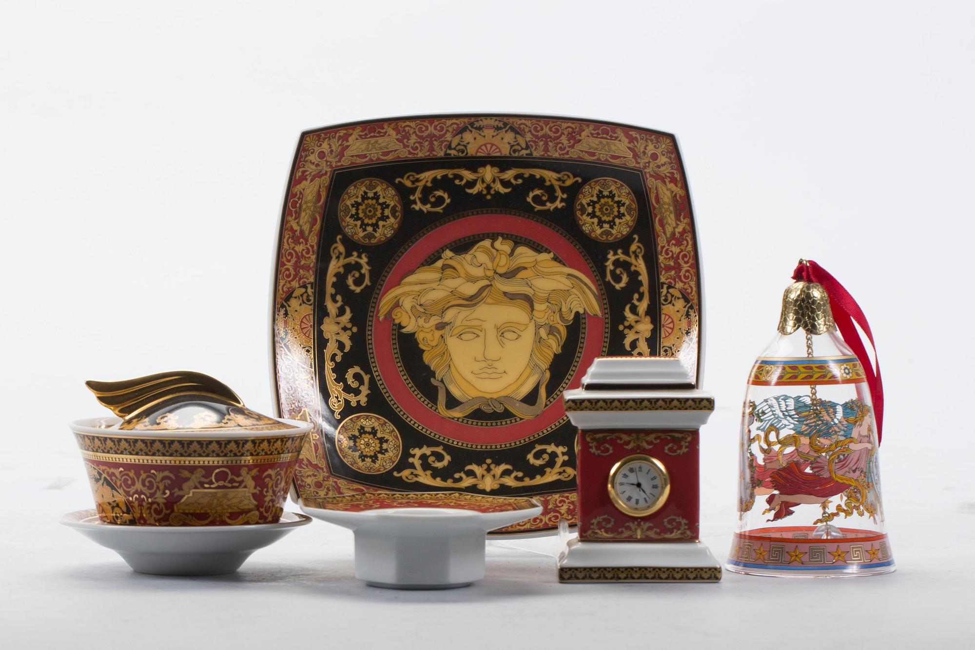 SERVISDELAR, 4 dlr samt julklocka, "Medusa", Versace, Rosenthal 1900-talets andra hälft.
