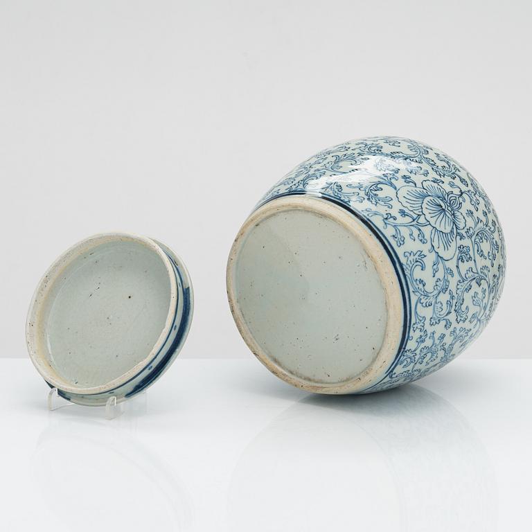 A blue and white jar with cover, late Qing dynasty, end of 19th century.