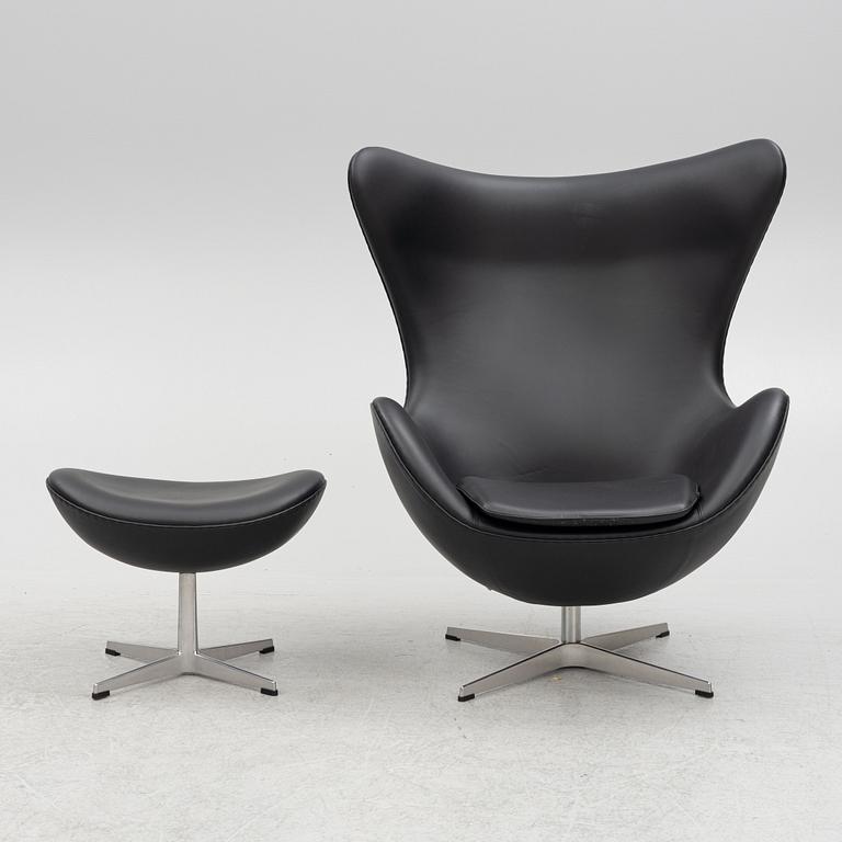 Arne Jacobsen, fåtölj med fotpall, "Ägget", Fritz Hansen, Danmark, 2016.