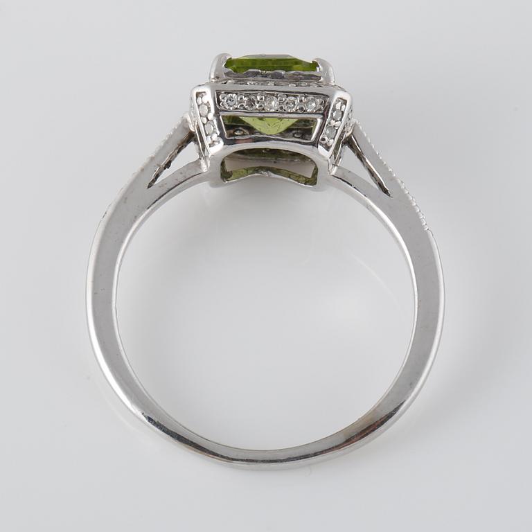 RING, 14K vitguld med åttkantslipade diamanter och fasettslipad peridot. Vikt 3,8 gram.