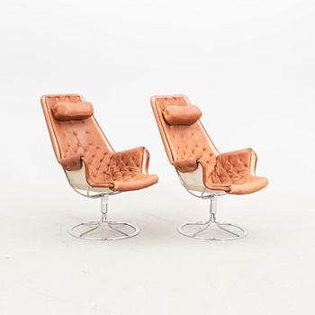 Bruno Mathsson, a pair of leather Jetson swivel chairs for DUX later part of the 20th century.