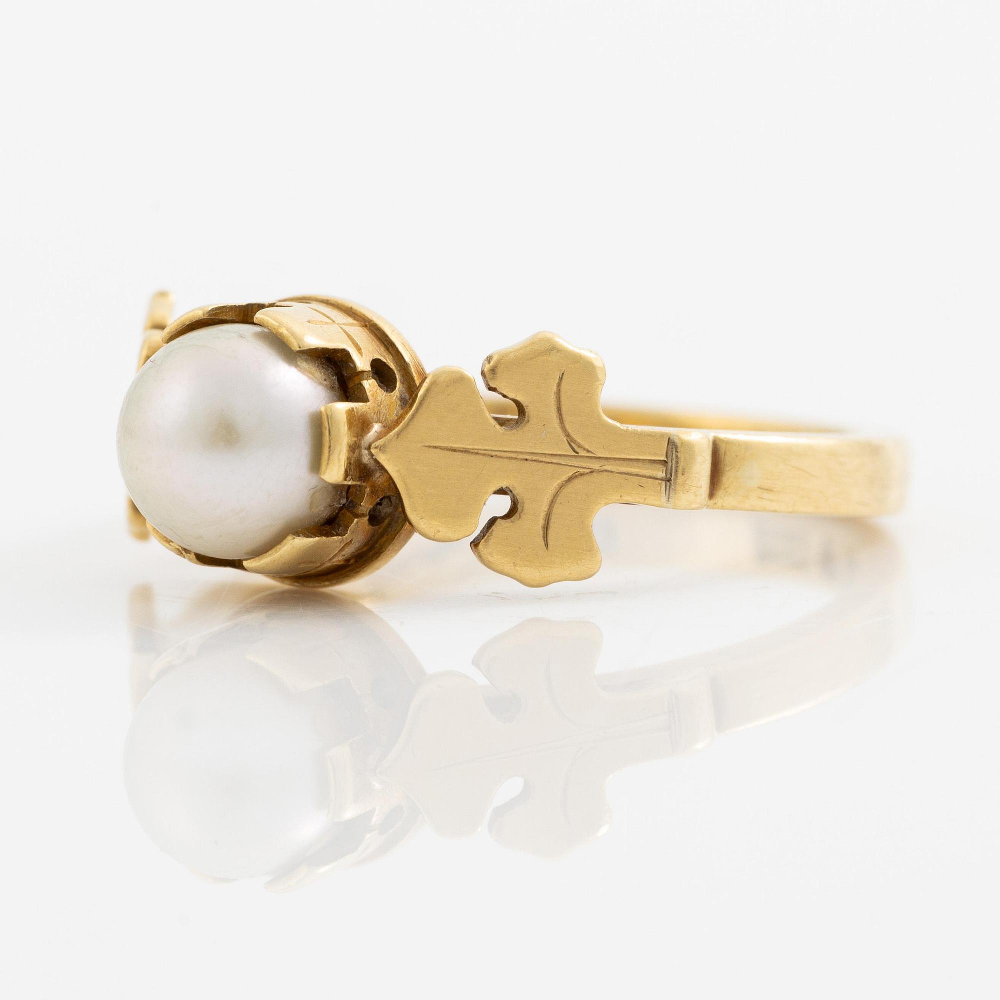 Wiwen Nilsson, a ring 18K gold with a pearl and two motifs of the french lily, Lund 1951.