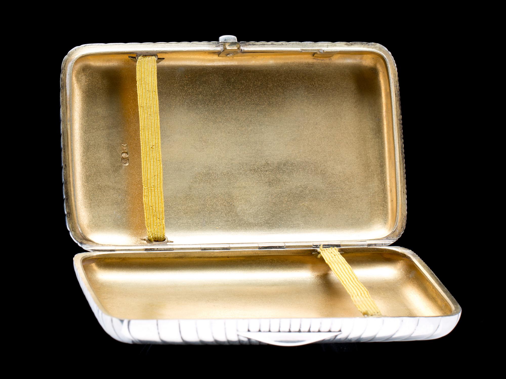CIGARETTETUI, silver,St. Petersburg, Ryssland, sent 1800-tal, vikt 184 g.