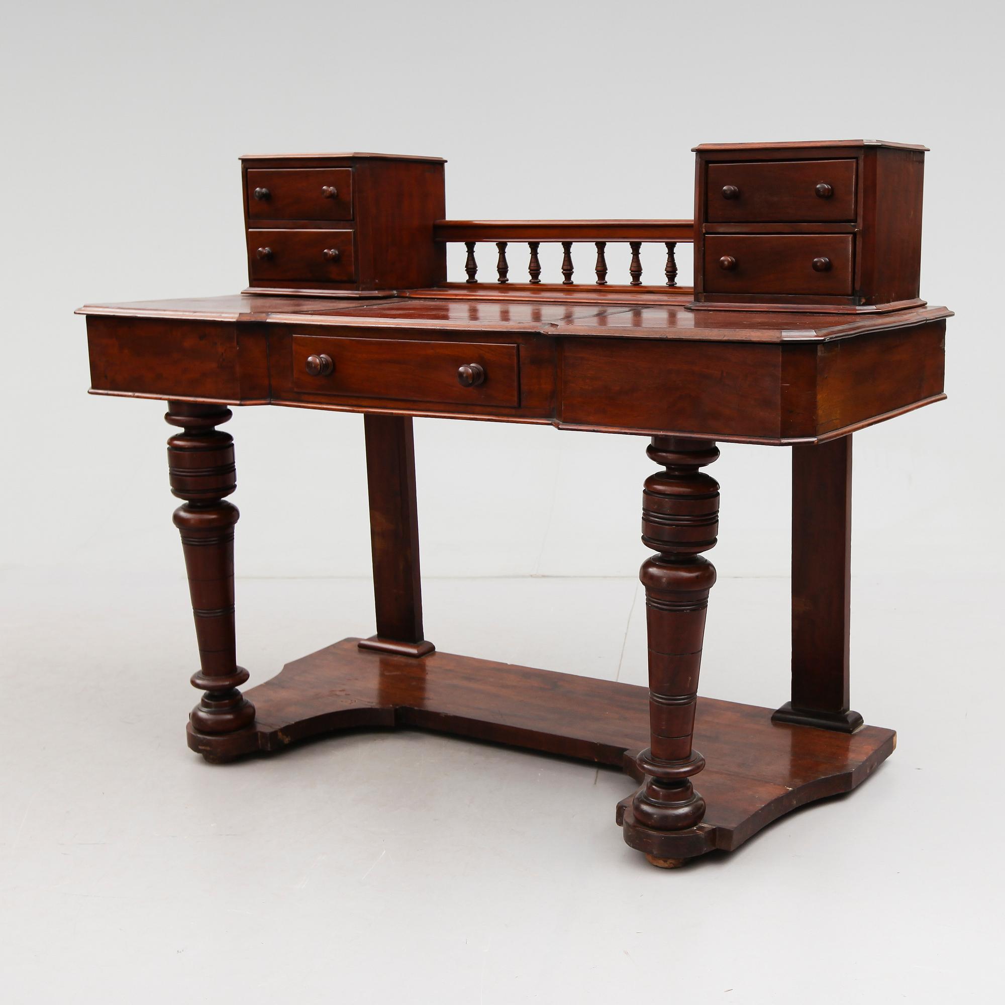 DAMARBETSBORD, England, 1800-talets slut.