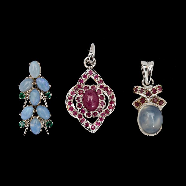 HÄNGEN, 3 st, vitmetall med cabochonslipade opaler, månsten, rubiner o små smaragder.