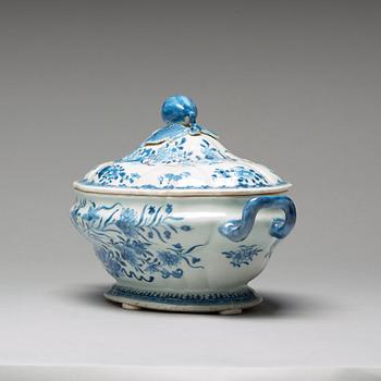 A blue and white tureen with cover, Qing dynasty, Qianlong (1736-95).