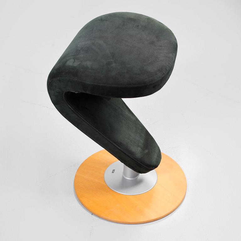 FÅTÖLJ SAMT FOTPALL, Stokke, model "Peel",omkring år 2000.