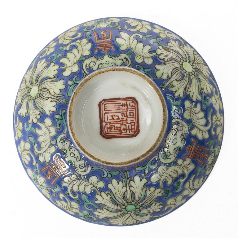 Two enamelled dishes, Qing dynasty, circa 1900.