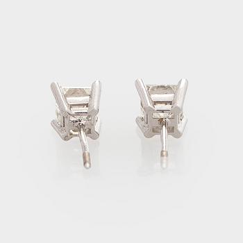 Korvakorut, prinsessihiotut timantit yhteensä noin 1,00 ct, 14K valkokultaa.