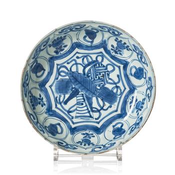 1155. A blue and white kraak dish, Ming dynasty, Wanli (1572-1620).