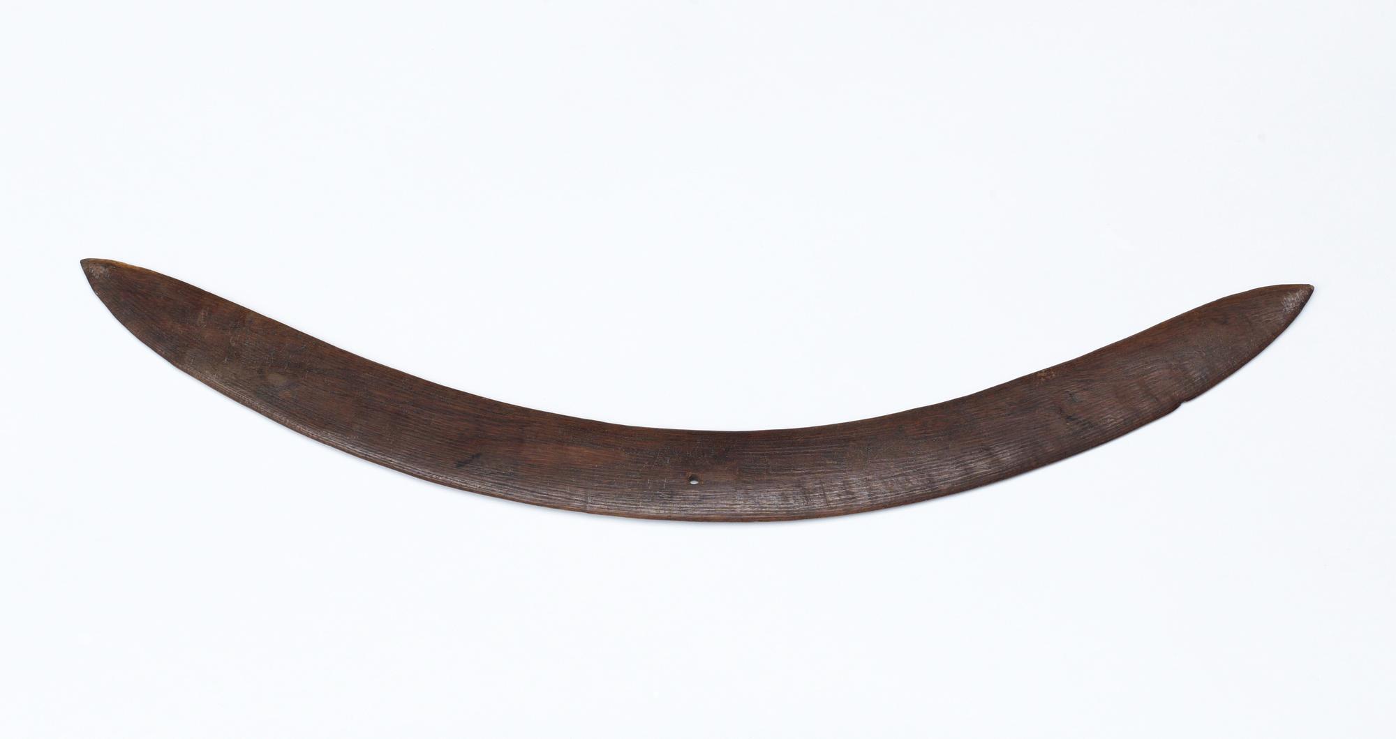 BUMERANG ("Boomerang"). Trä. Australien omkring 1950. Längd 59,5 cm.