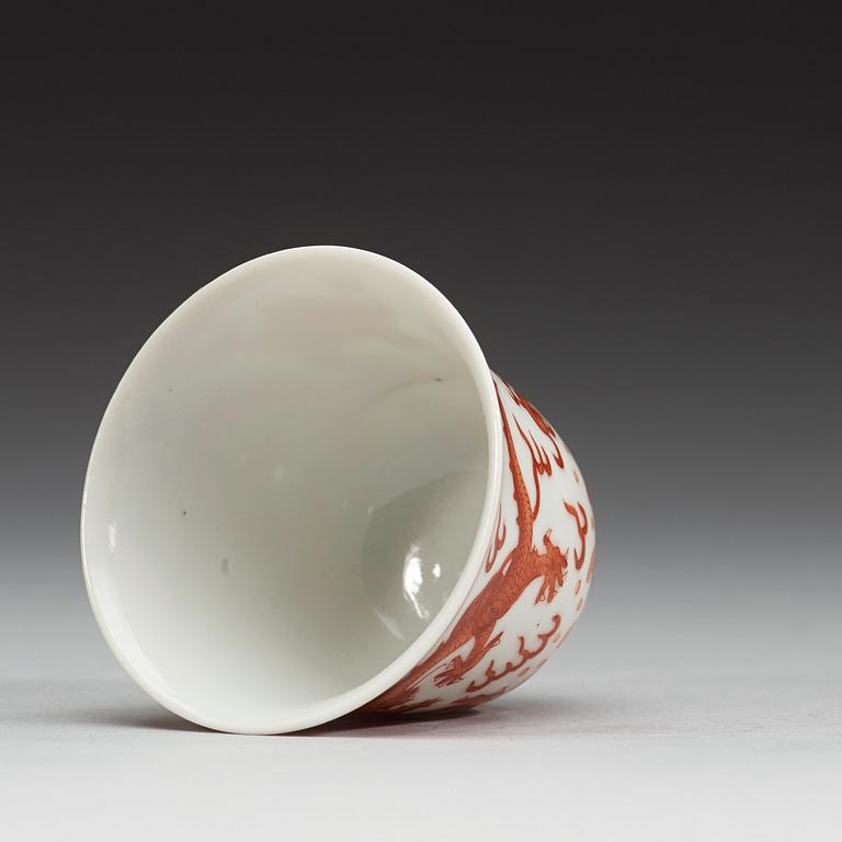 KOPPAR, sju stycken, porslin. Qing dynastin, fyra med Tongzhis sex karaktärers märke (1862-1874),
