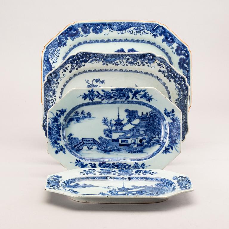 Serveringsfat, fyra stycken, porslin. Kina Qingdynastin, Qianlong (1736-95).