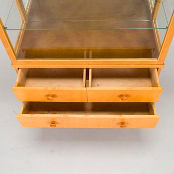 A mid-20th century display cabinet, Lahden Puutyö.