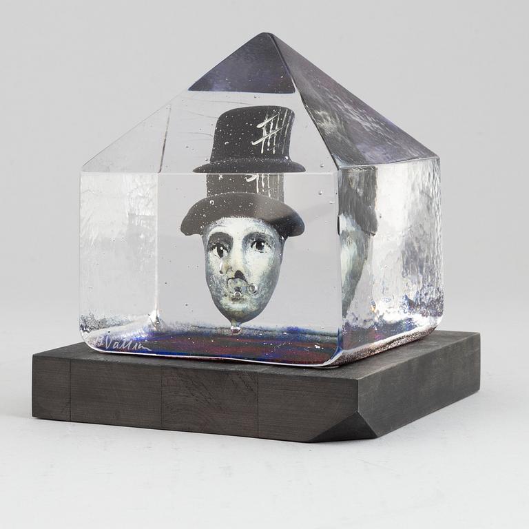 Bertil Vallien, a glass sculpture, numbered 8BV ATT 019005/1000, and signed  B. Vallien.