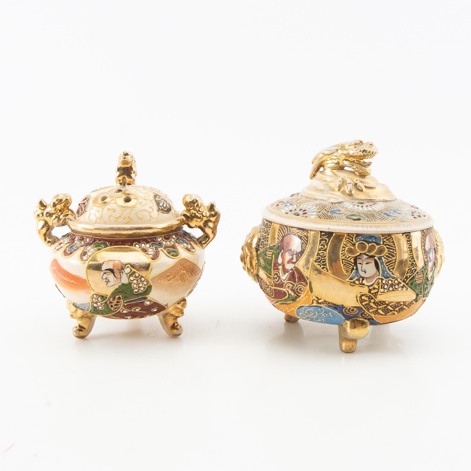 Vaser 3 st, skålar 2 st samt rökelsekar 2 st Japan Satsuma 1900-tal porslin.