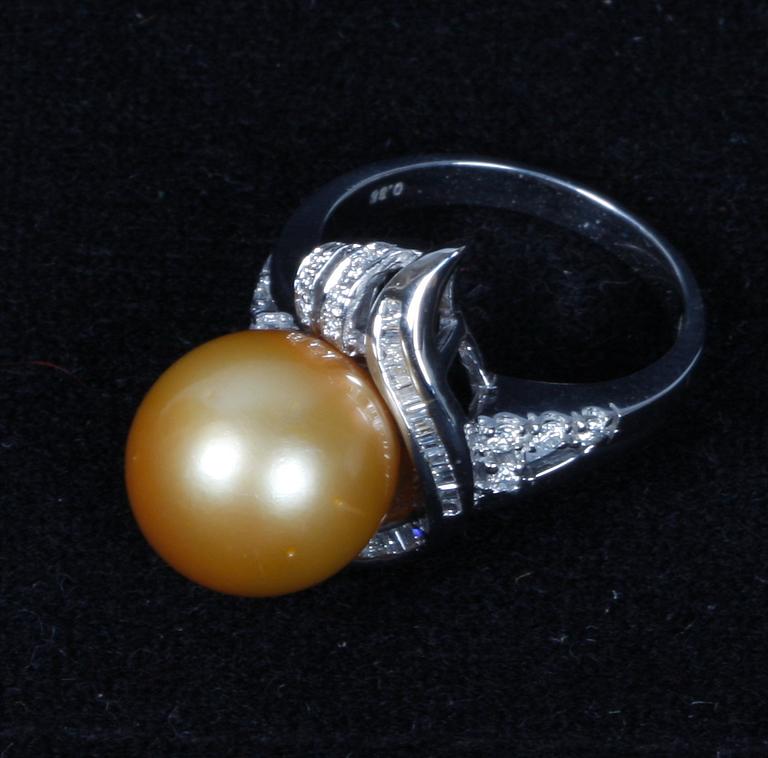 RING, 18k vitguld med briljanter, 0.38 ct enligt gravyr, och gul pärla. Tot 8 g.