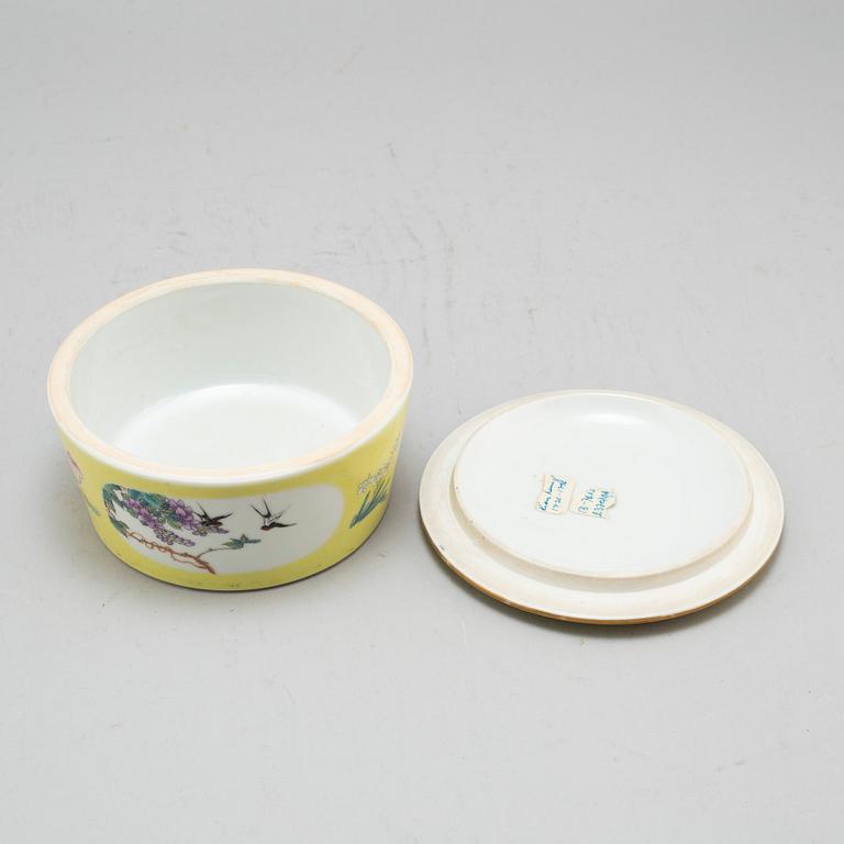 A Chinese famille rose bowl with cover, 20th century.