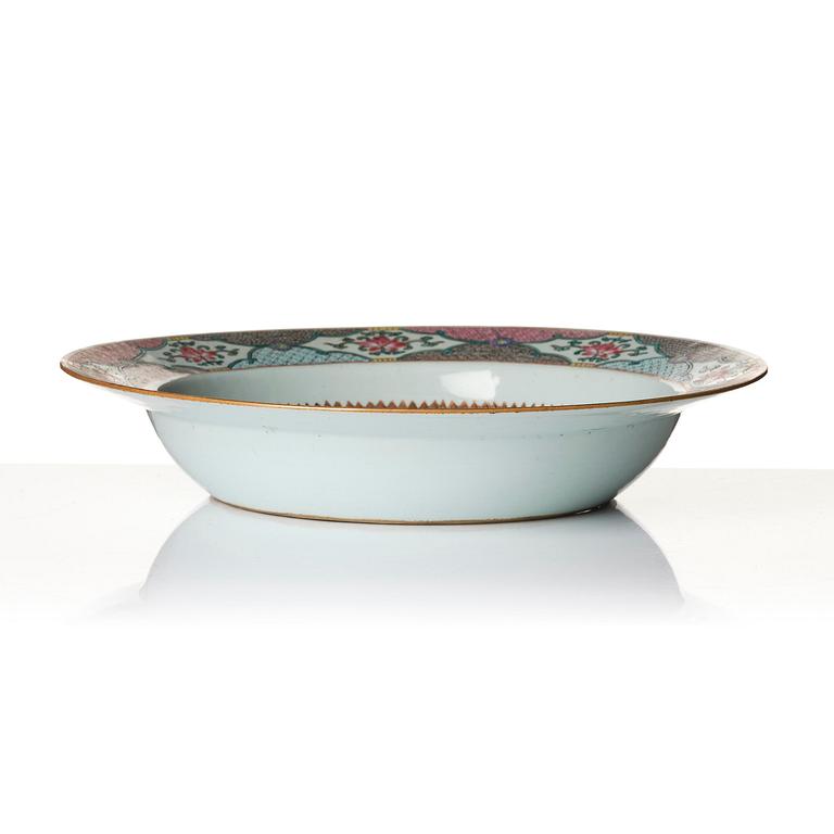 A large famille rose basin, Qing dynasty, 18th century.