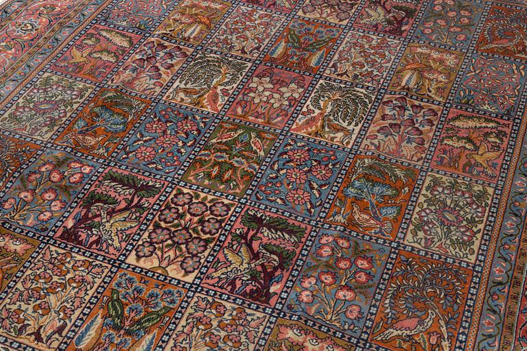 A Sarouk carpet, approx. 340 x 246 cm.