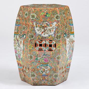 A Chinese Canton porcelain garden seat, around 1900.