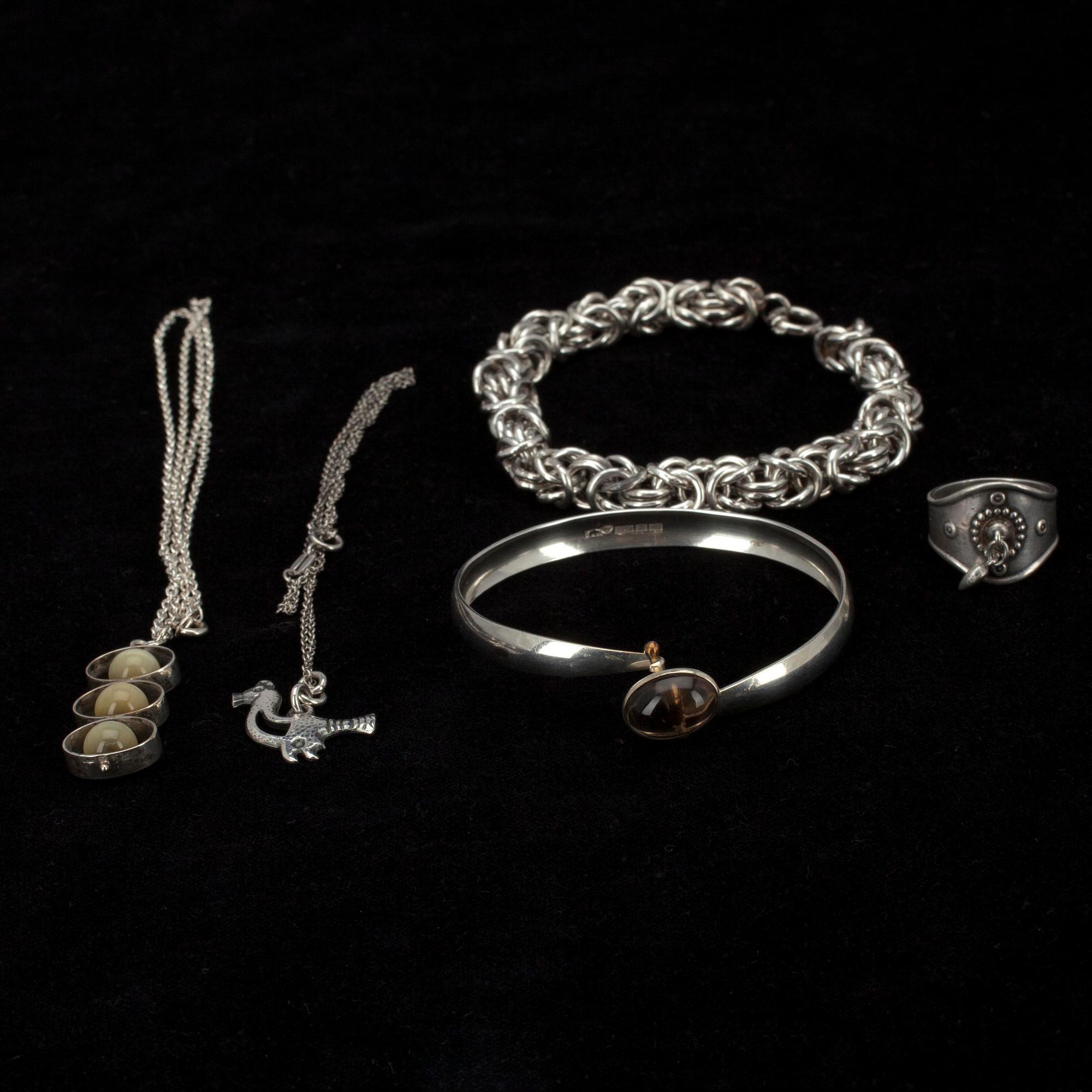 ARMBAND, 2 st, HÄNGSMYCKEN, 2 st, RING, silver. Kalevala Koru ja Kaarinan Koru, 1900-talets senare hälft.
