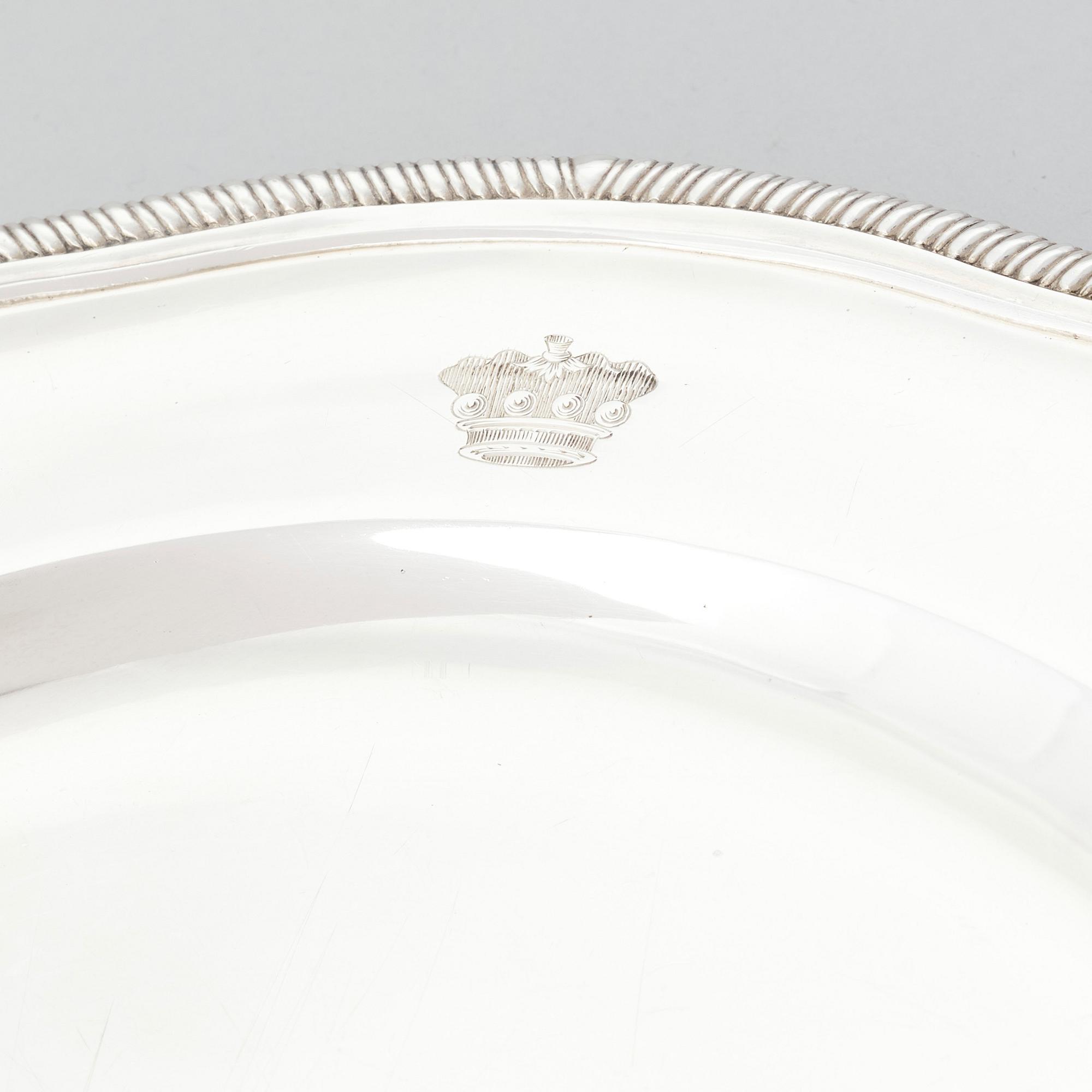 Sydney Bellamy Harman, tallrikar, 24 st (12 flata + 12 djupa), silver, London 1910. Rokoko-stil.