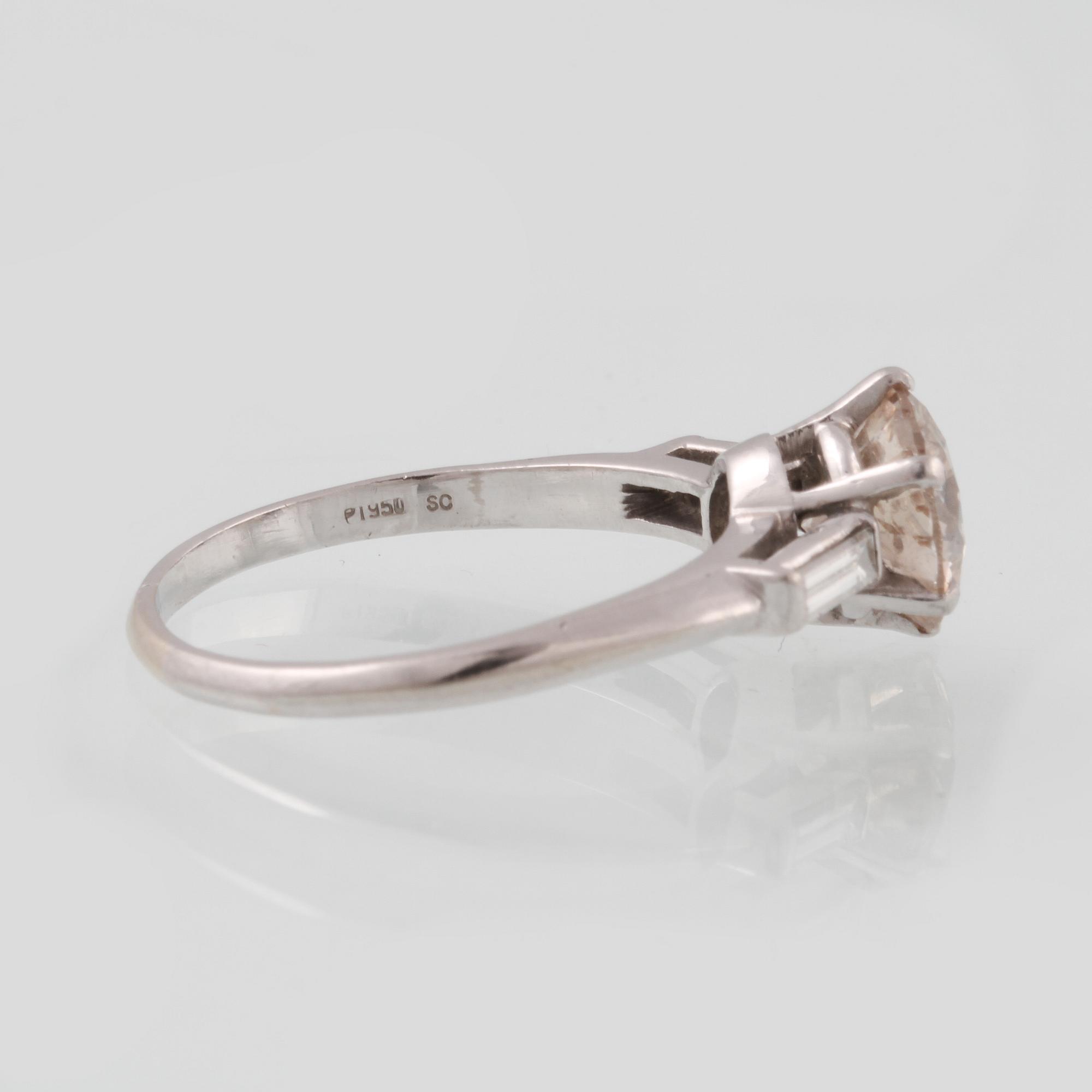 RING, platina med briljantslipade diamant 2.19 ct samt 2 baguettslipade diamanter 0.21 ct, Vikt 5,1 gram.