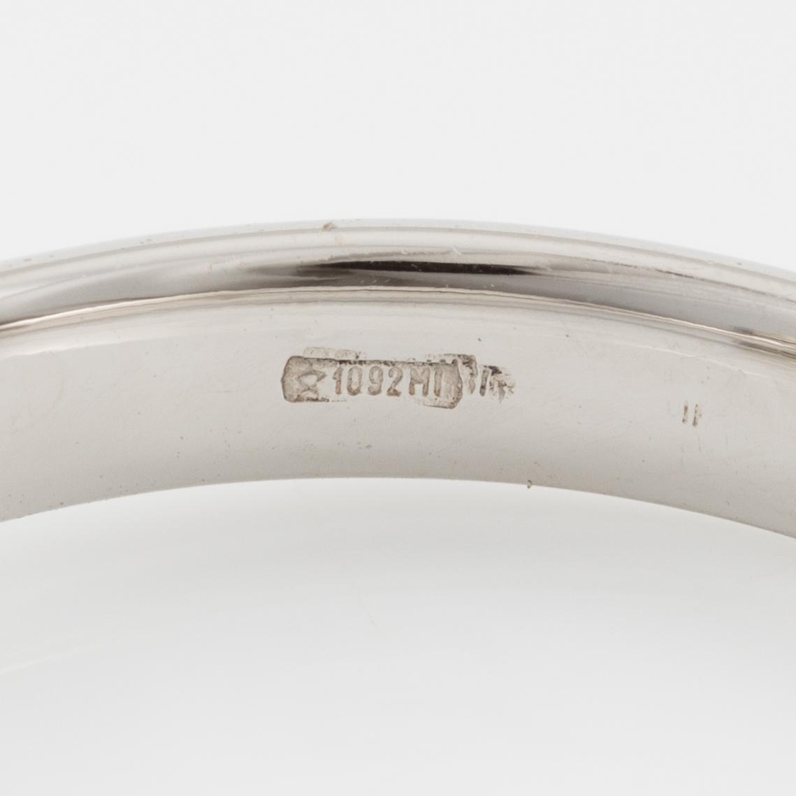 Solitaire ring in 18K white gold with brilliant-cut 
diamond.