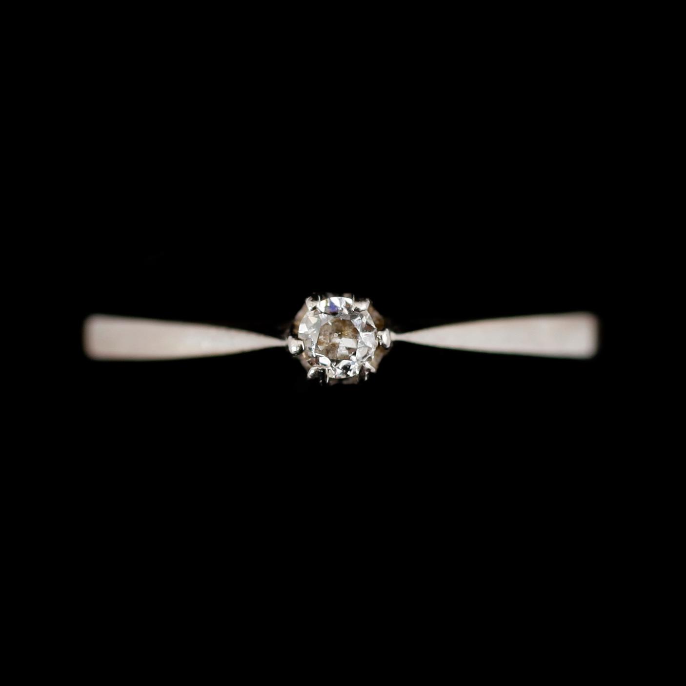 RING, 18 k vitguld med mindre briljant. Vikt ca 2 gram.