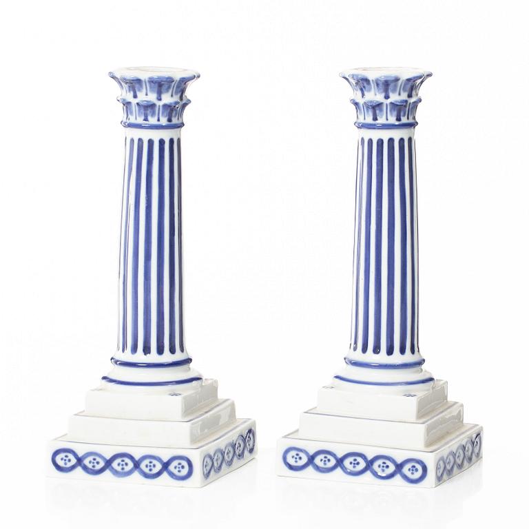 Ljusstakar, ett par, porslin, "Musselmalet", modell 2119, Royal Copenhagen, Danmark 1889-1922.