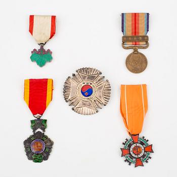 ASIATISKA ORDNAR OCH MEDALJER, 5 st, bla Order of the rising Sun, Japan.