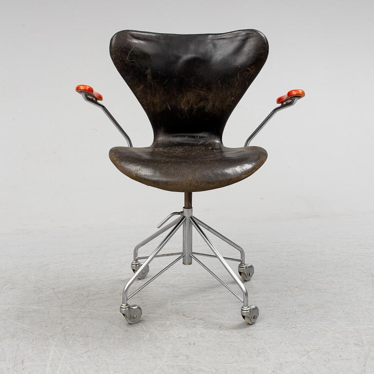 ARNE JACOBSEN, a 'Series 7' swivel chair from Fritz Hansen, Denmark, 1967.