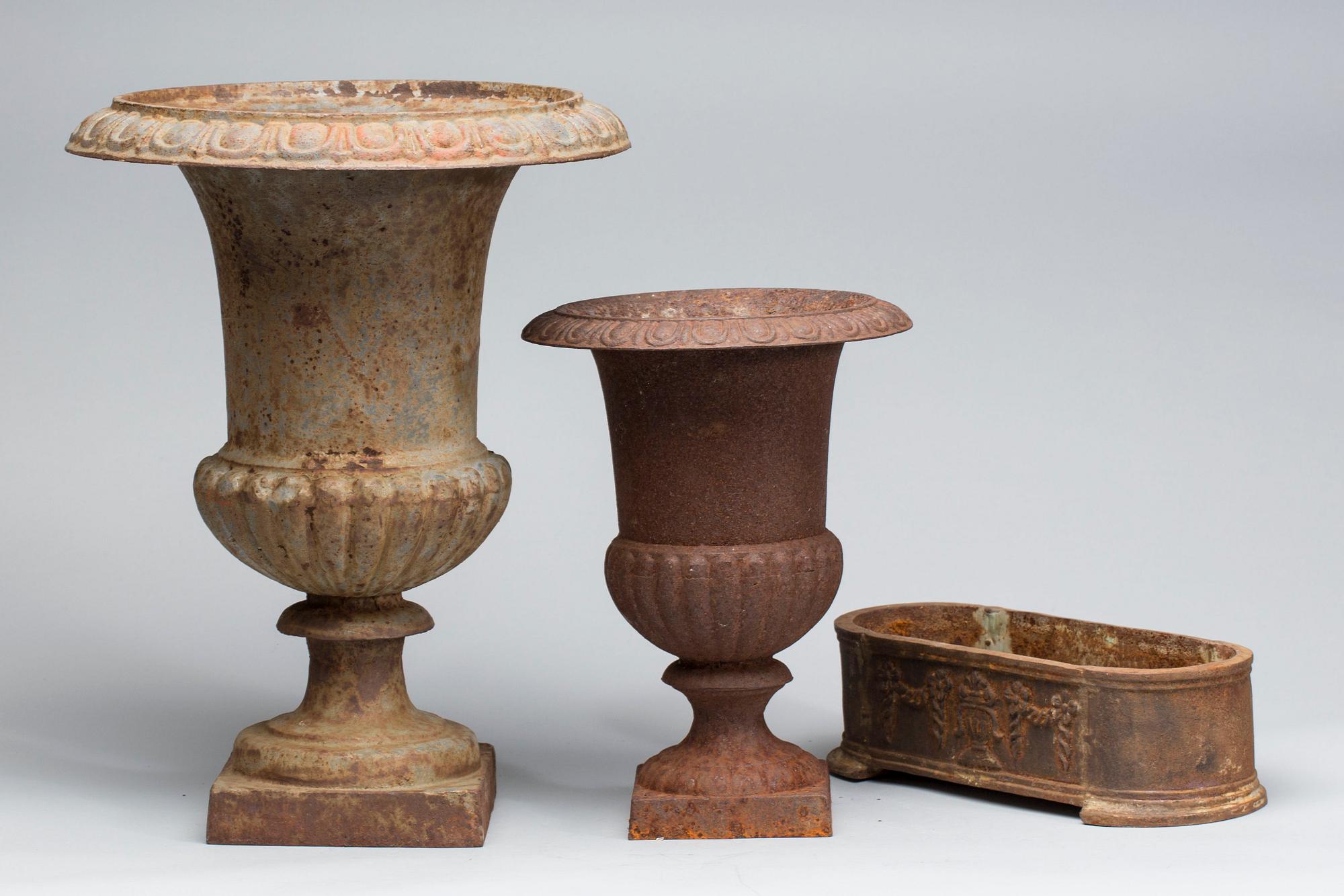 URNOR, 2 stycken samt JARDINIÈRE, gjutjärn, 1900-talets andra hälft.