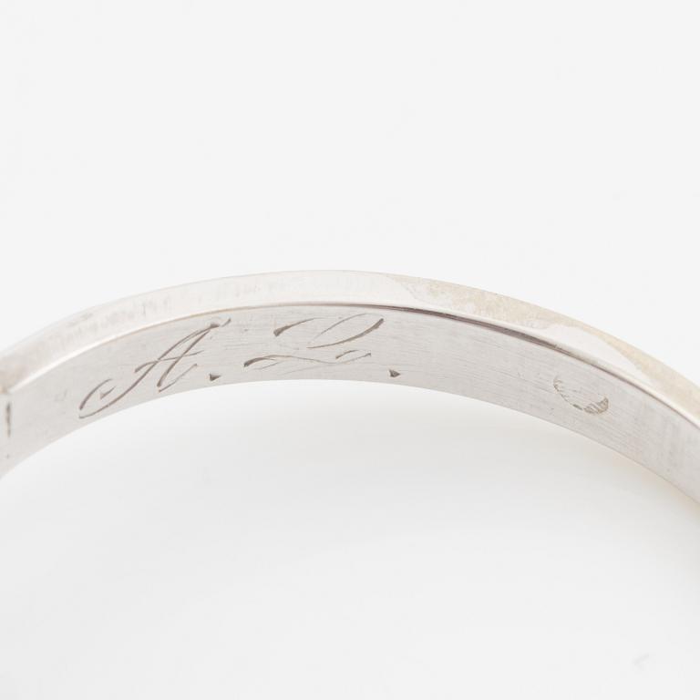 Ring, 18K vitguld med små diamanter.