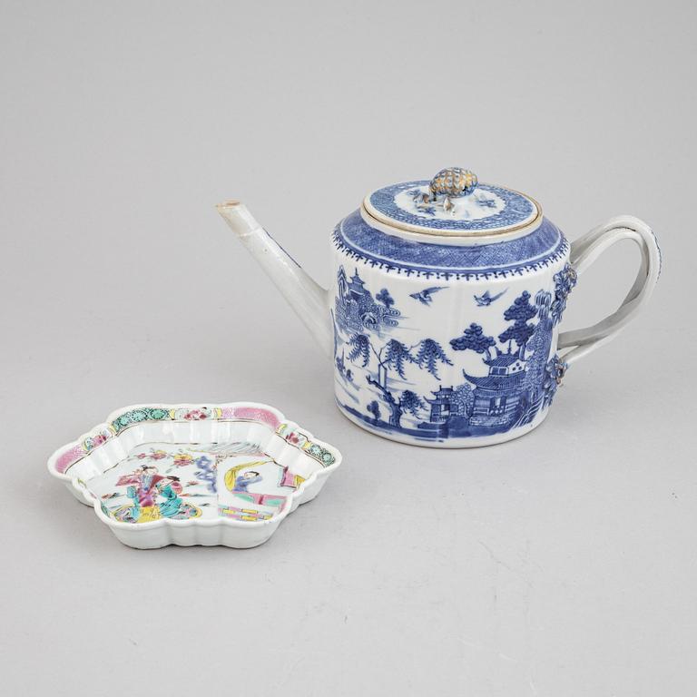 A chinese blue and white porcelain tea pot, two tea caddies, and a dish for a tea pot, Qing Dynasty, Qianlong (1736-95).