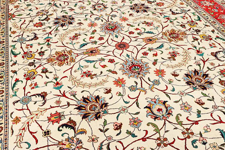 A Mahal carpet, c. 493 x 300 cm.