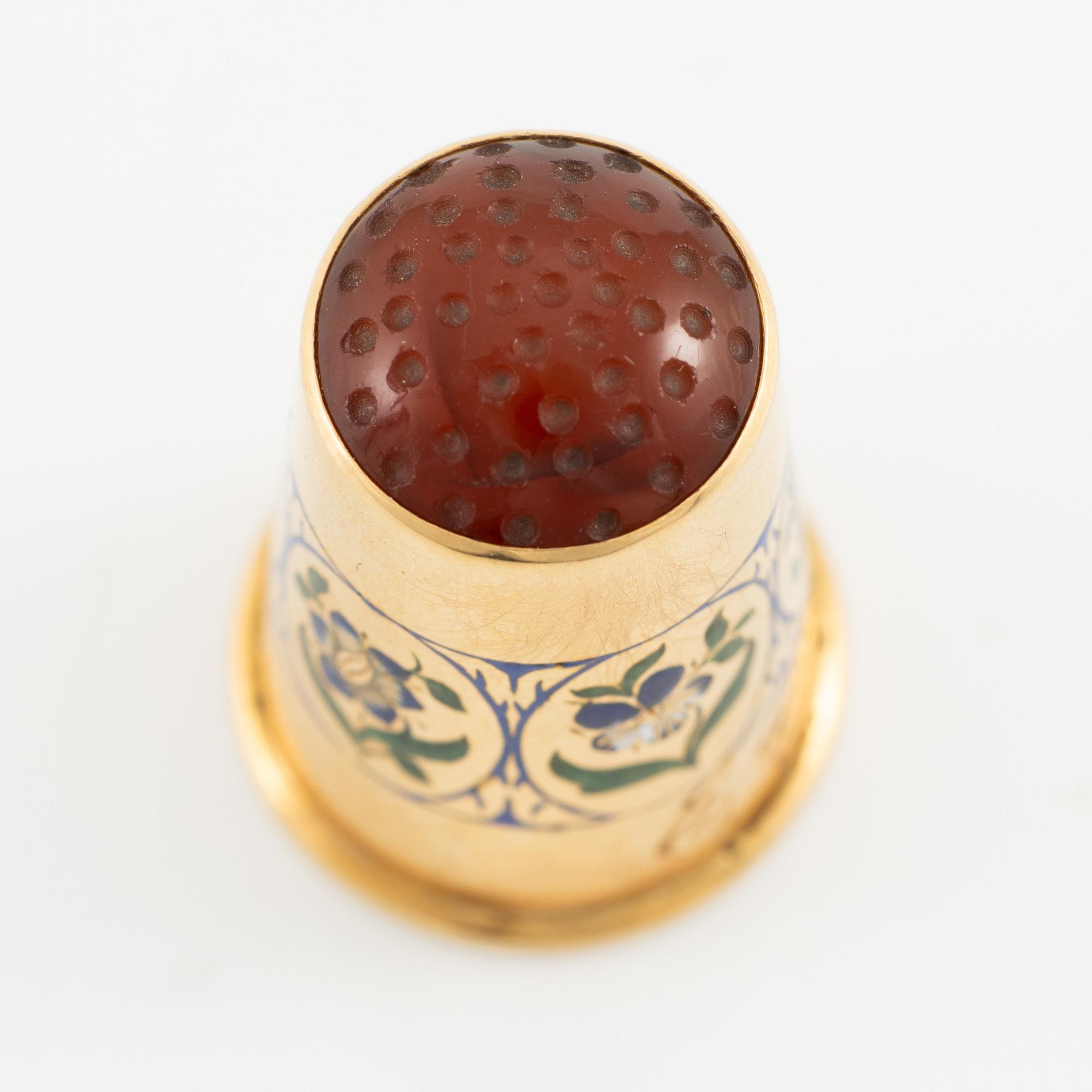 Thimble 18K gold with carnelian and enamel decoration.