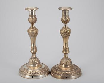 LJUSSTAKAR, ett par, försilvrad brons, Louis XVI-stil, ca 1800.