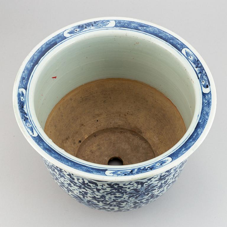 Ytterfoder, porslin. Qingdynastin, 1800-tal.