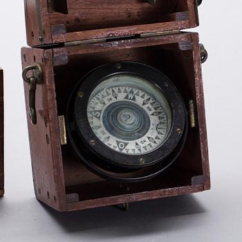 SKEPPSKOMPASS, 2 st, H. Hughes & Son Ltd, London samt Lyth Stockholm.