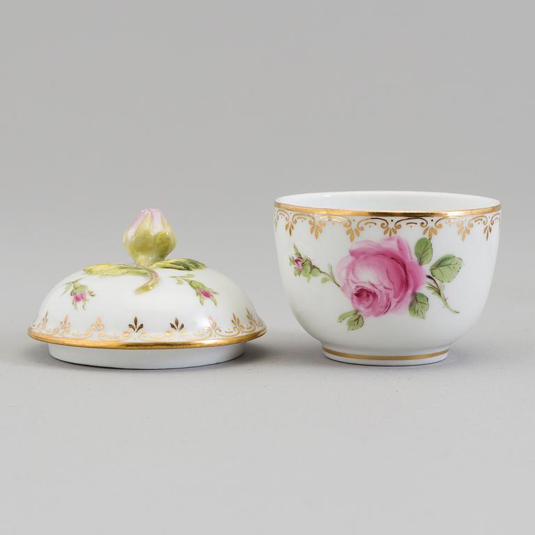 CREMEKOPPAR MED LOCK, 5 st, porslin, Meissen, 1900-talets mitt.