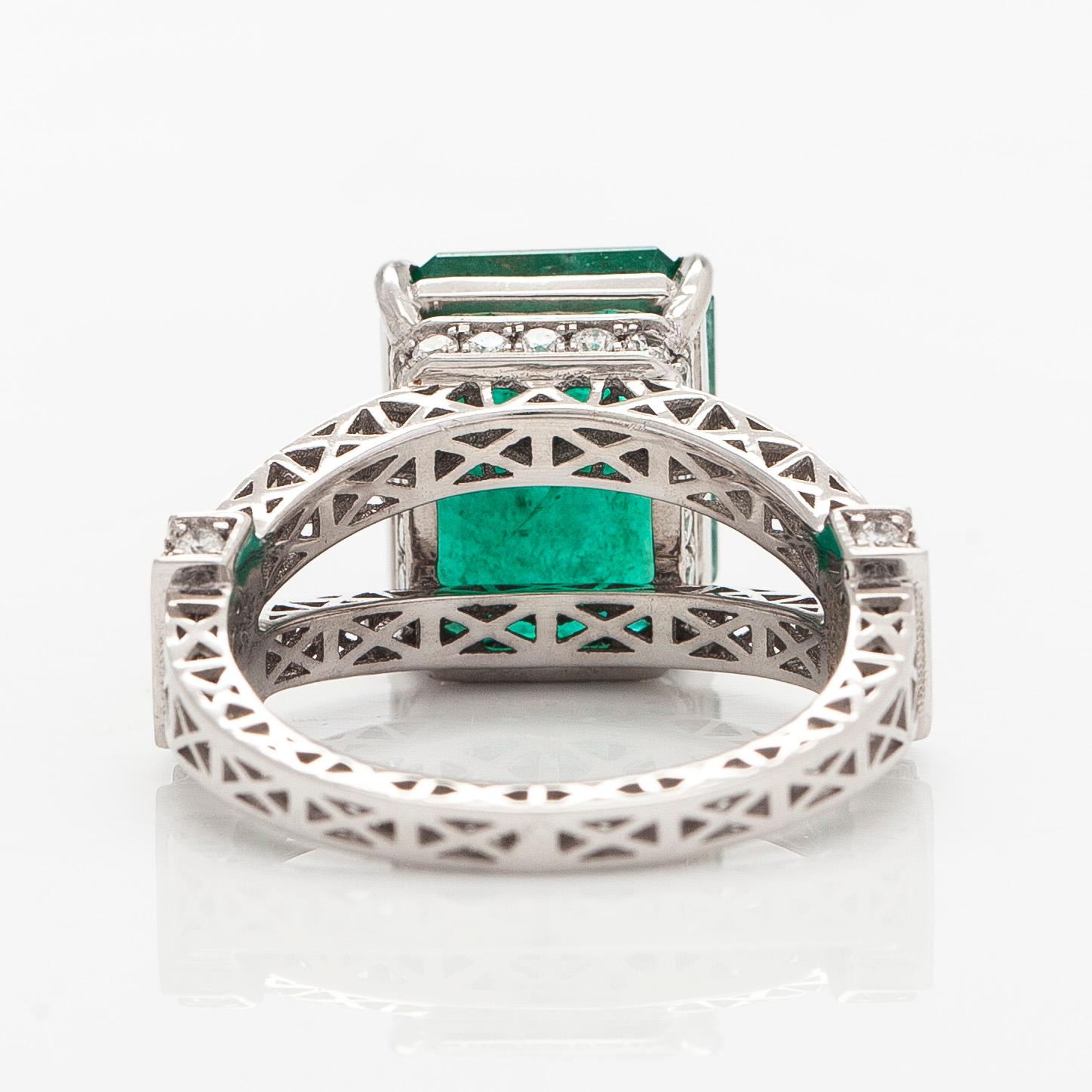 Ring, 14K vitguld, med smaragdslipad smaragd samt diamaner. IGI sertifikat medföljer.