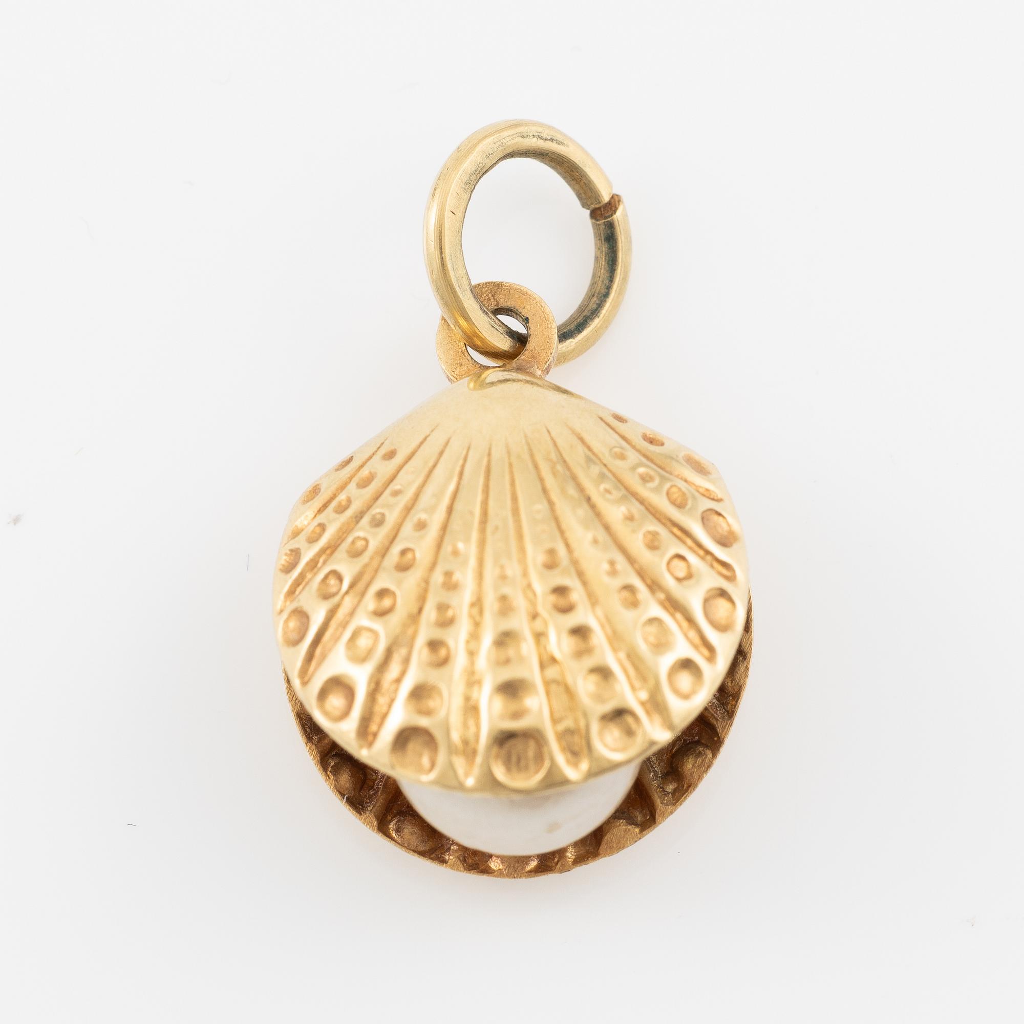 Pendant, in the shape of a shell, 14K gold with a pearl.