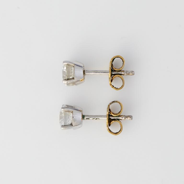 ÖRHÄNGEN, ett par, 18K vitguld med 2 briljantslipade diamanter tot ca 0,90ct. Kvalité ca H-I/VS+.