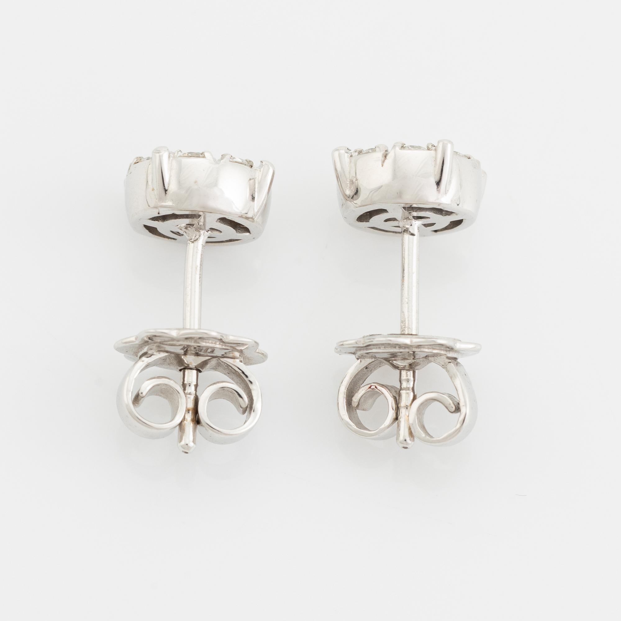 Brilliant cut diamond earrings, total ca 0,47 ct.
